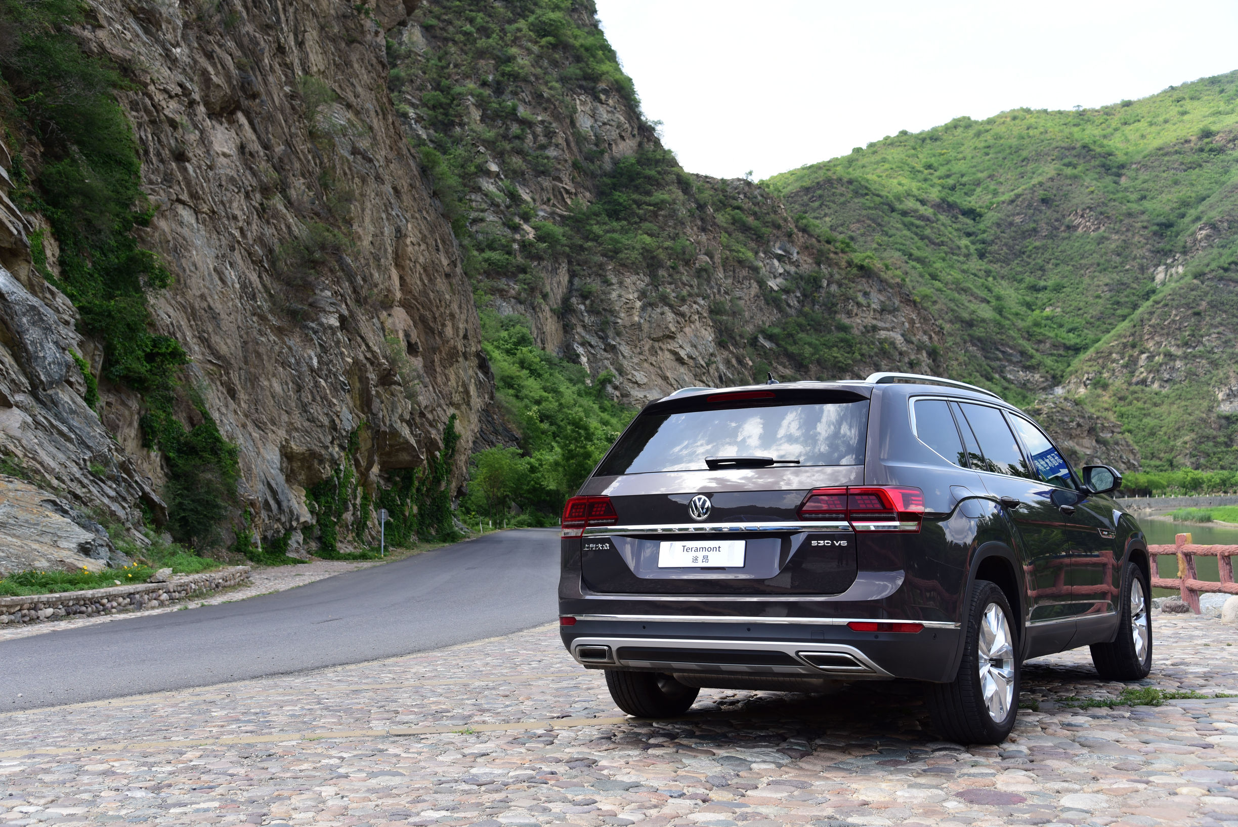 VW Teramont rear view